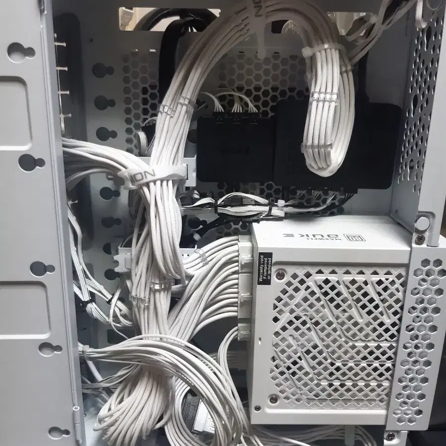 9800x3d 4080s nzxt 리안리 화이트 컴퓨터