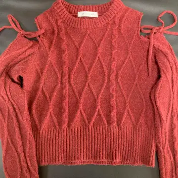 선명한 빨간색 니트 어깨가 파인