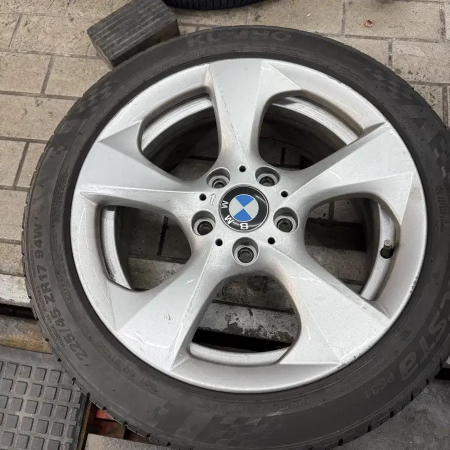 BMW 1시리즈 순정휠 타이어 한대분 팝니다.