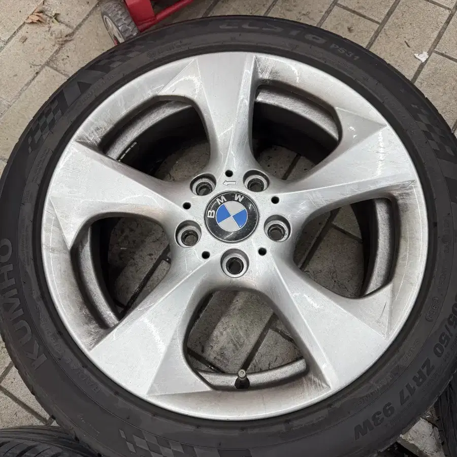 BMW 1시리즈 순정휠 타이어 한대분 팝니다.