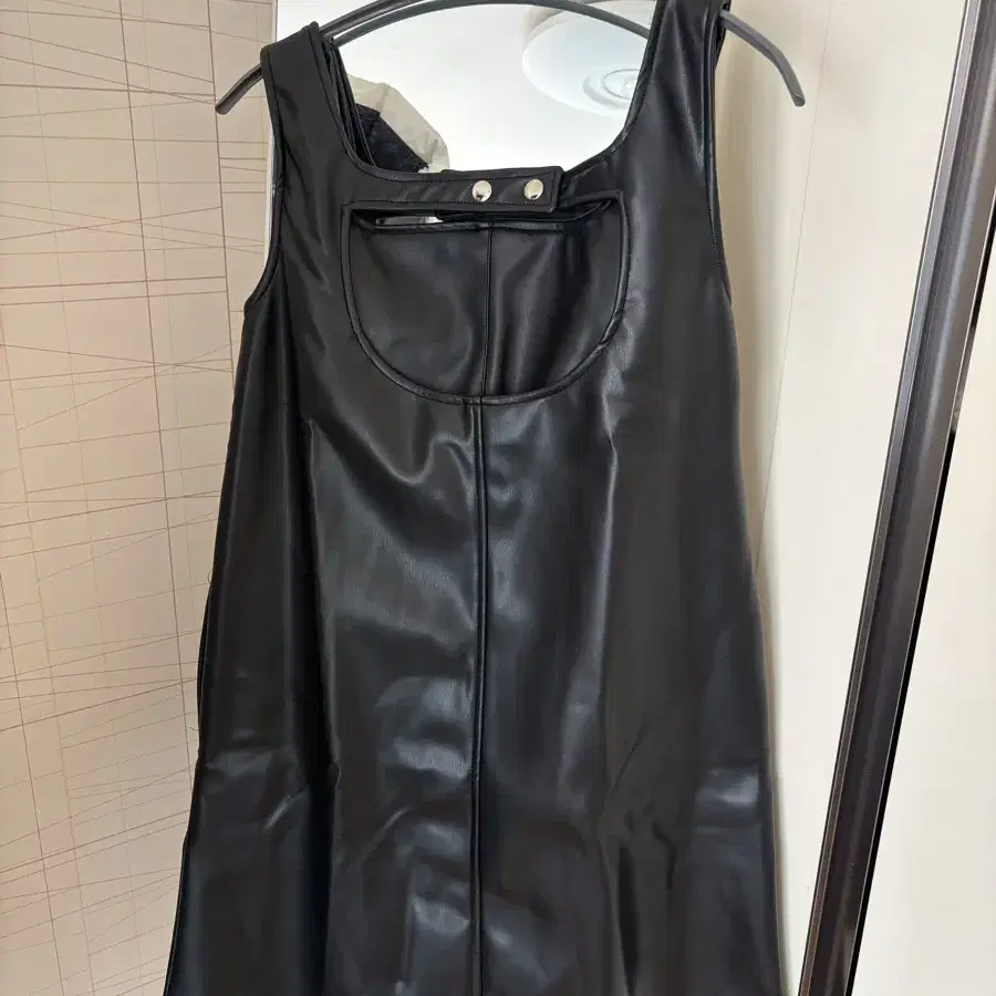 (새상품택그대로)레터프롬문 브랜드Rosaline Leather Dress