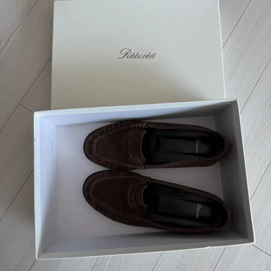 리본빛 로퍼 Plin Suede Loafers - Brown 245