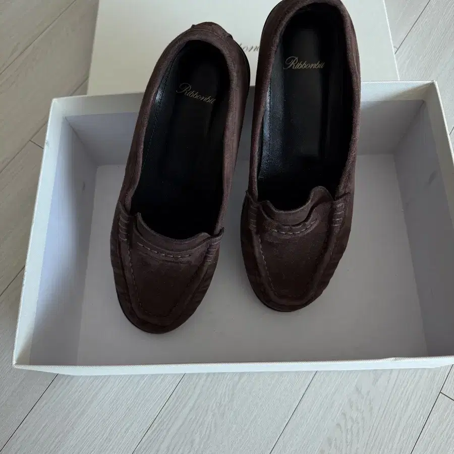 리본빛 로퍼 Plin Suede Loafers - Brown 245