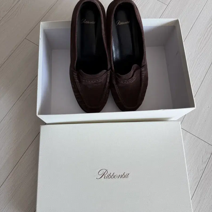 리본빛 로퍼 Plin Suede Loafers - Brown 245