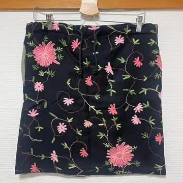 빔즈 보이 꽃무늬 자수 타이트 스커트 검정