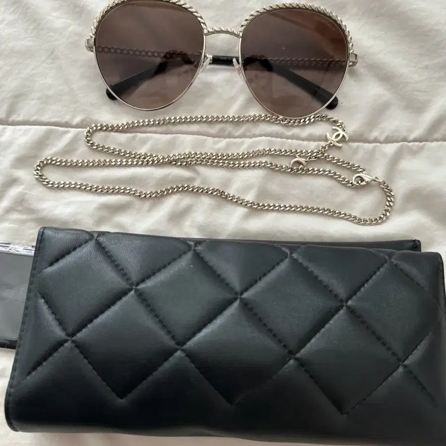 샤넬 선글라스CHANEL EYEWEAR 스트랩 체인 트리밍 오벌 선글라스