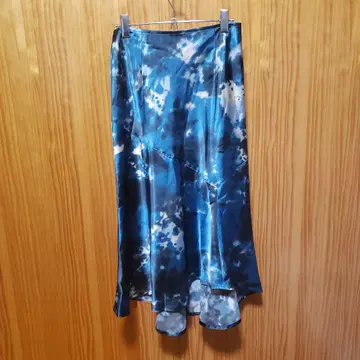 Miss ALICE 파랑과 검정의 얼룩무늬 새틴 변형 스커트