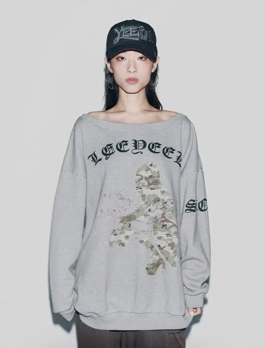 GRAPHICS OFF-SHOULDER SWEATSHIRT 맨투맨