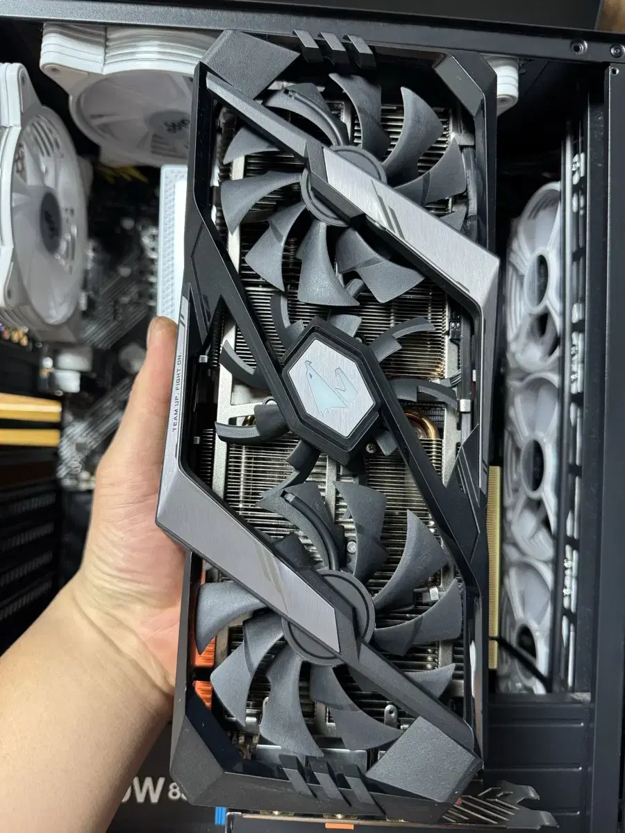 기가바이트 어로스 RTX 2070 super 3팬