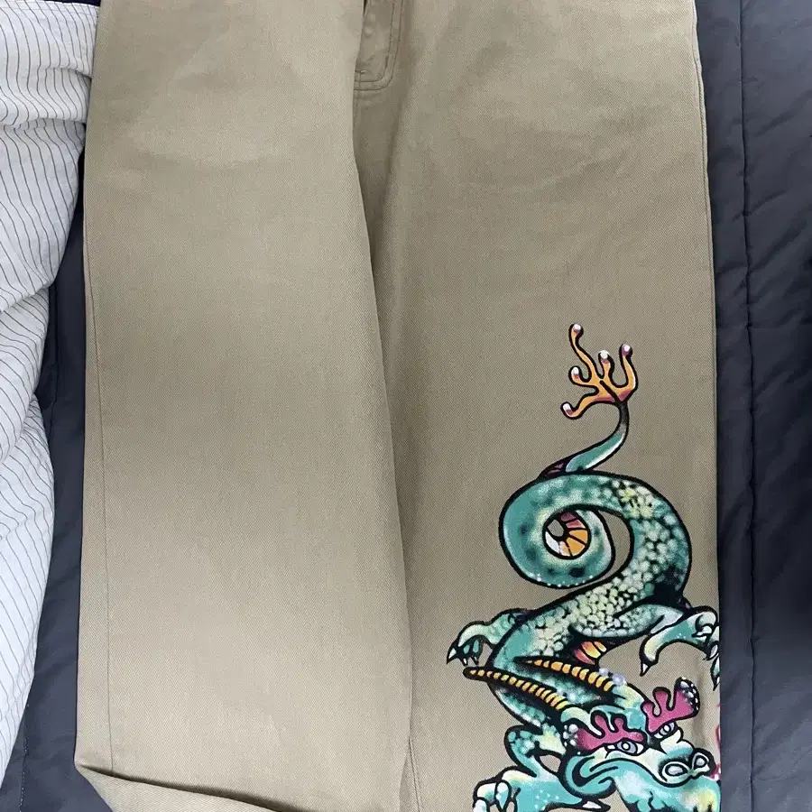 위캔더스 DRAGON DENIM PANTS (BEIGE)