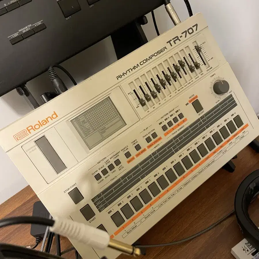 Roland TR-707