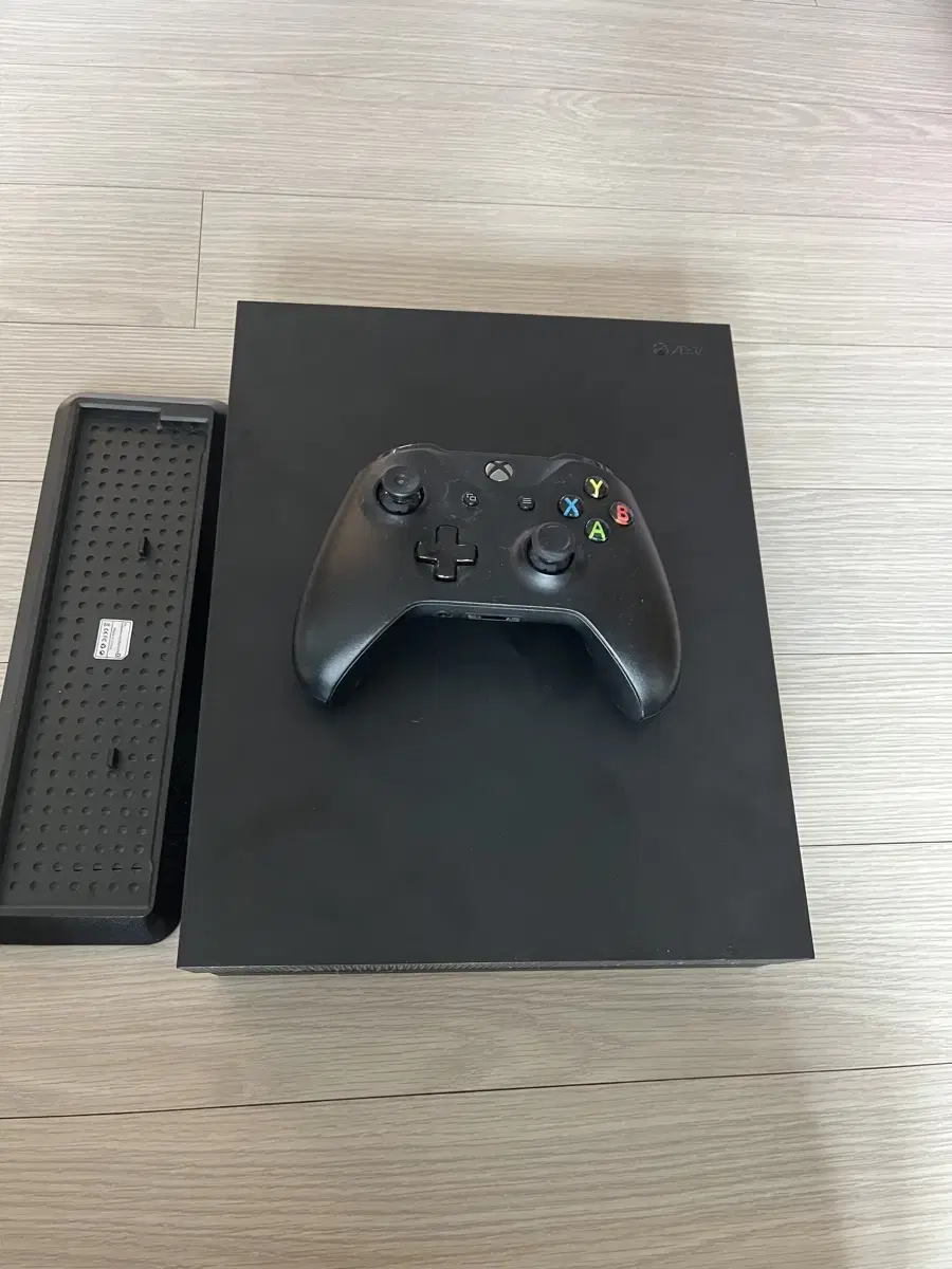 xbox one x 본체,컨트롤러 팝니다(철권,마크,gta 있습니다)