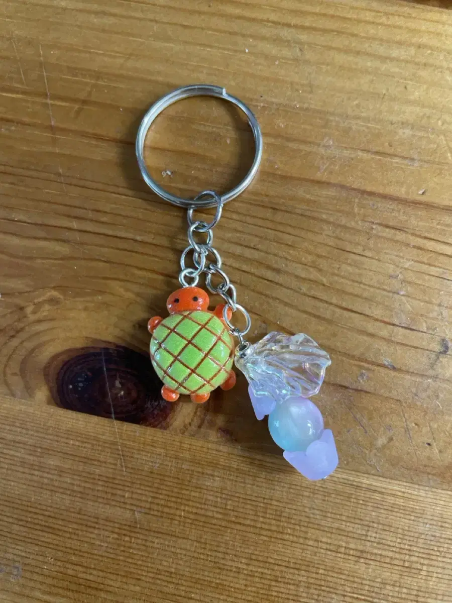 Keyring with a melon-shaped keyring in the sea