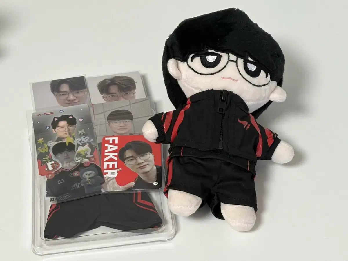 T1 T1 Faker 20cm doll + photocard