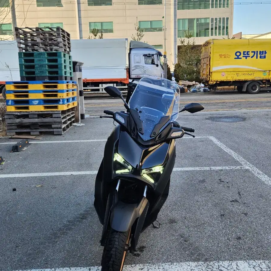 xmax300 2만km 페리모델 팝니다