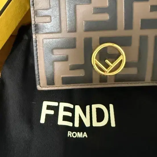 펜디 Fendi 반지갑 새상품 판매합니다 (가격제시, 교신가능)