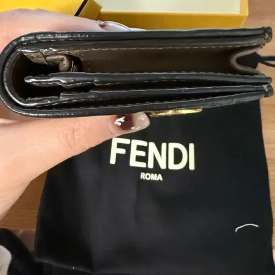 펜디 Fendi 반지갑 새상품 판매합니다 (가격제시, 교신가능)