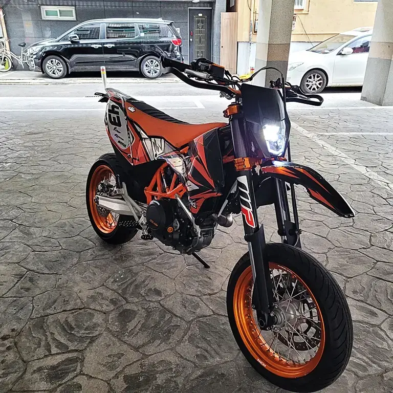 슈퍼모타드 KTM 690 SMC R 판매합니다.2013년/11,564km