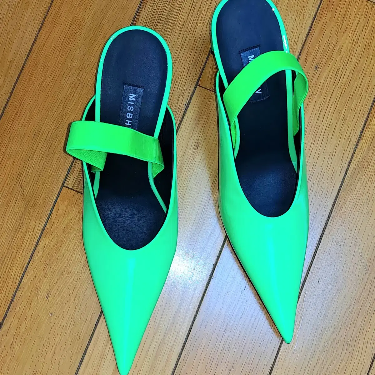 MISBHV Vinyl Slingback pumps 클린크하이힐