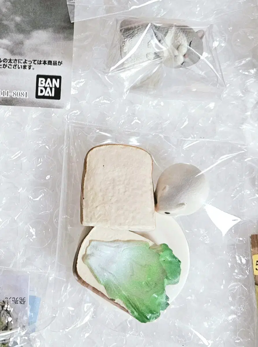 Hamster in a sandwich from Isshoniネンネ Hamster Gacha