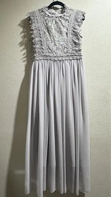 Debut de Fiore 슬리브리스 레이스 드레스