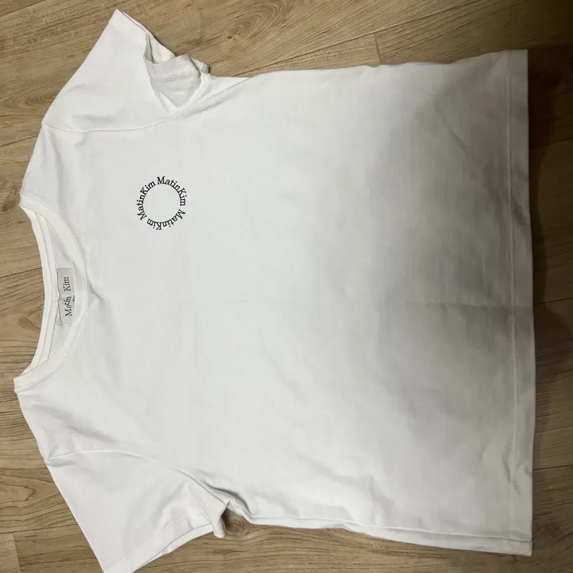 마뗑킴 circle logo crop top in white