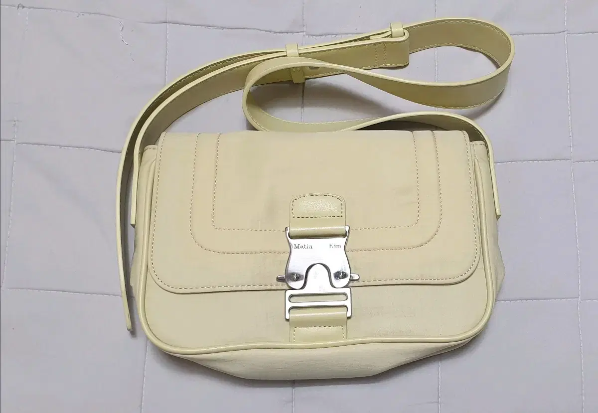 마뗑킴 가방 CRISP MINI BUCKLE BAG IN YELL