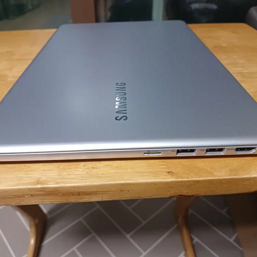 삼성 노트북 i7-7500 15.6인치 가볍고 깔끔한 노트북 입니다.