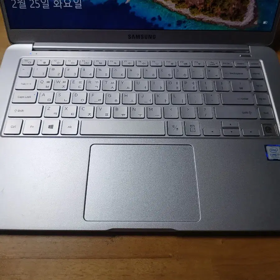 삼성 노트북 i7-7500 15.6인치 가볍고 깔끔한 노트북 입니다.