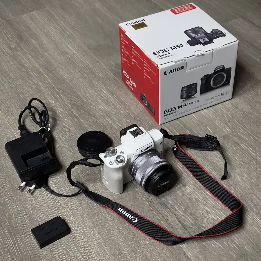 캐논 EOS M50 Mark II 화이트 + 번들렌즈 팝니다.