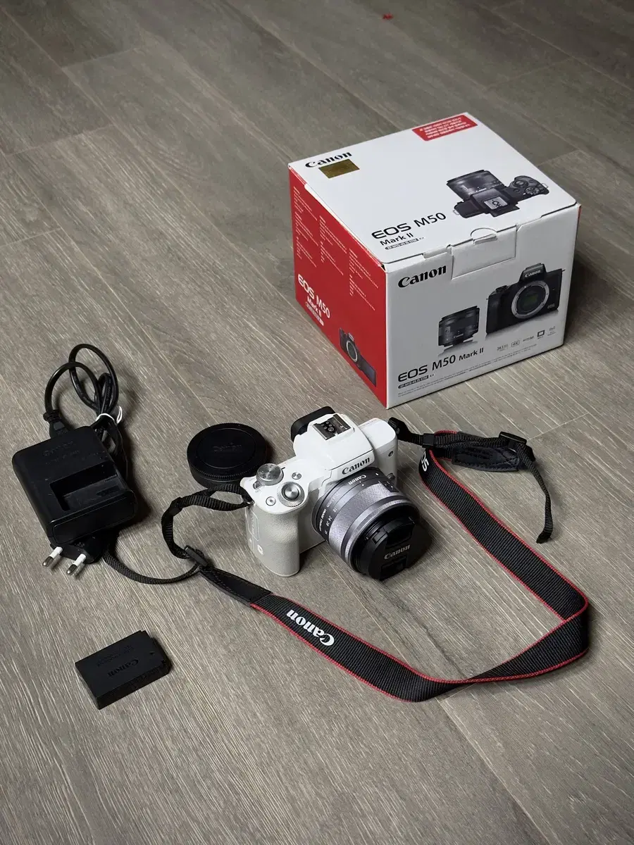 캐논 EOS M50 Mark II 화이트 + 번들렌즈 팝니다.