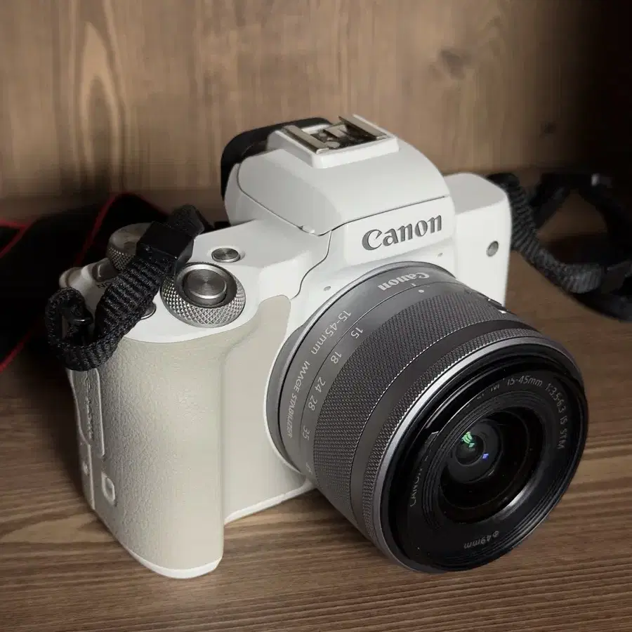 캐논 EOS M50 Mark II 화이트 + 번들렌즈 팝니다.