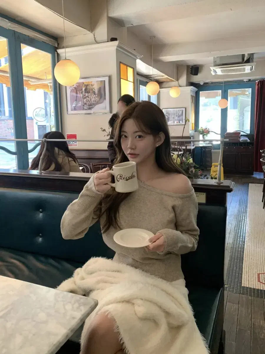 제니오 zaenio 오프숄더니트 베이지