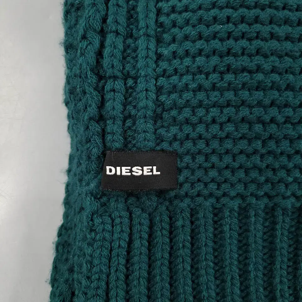 DIESEL 디젤 딥그린 로고패치 뜨개짜임 논테슬 아크릴 머플러 목도리