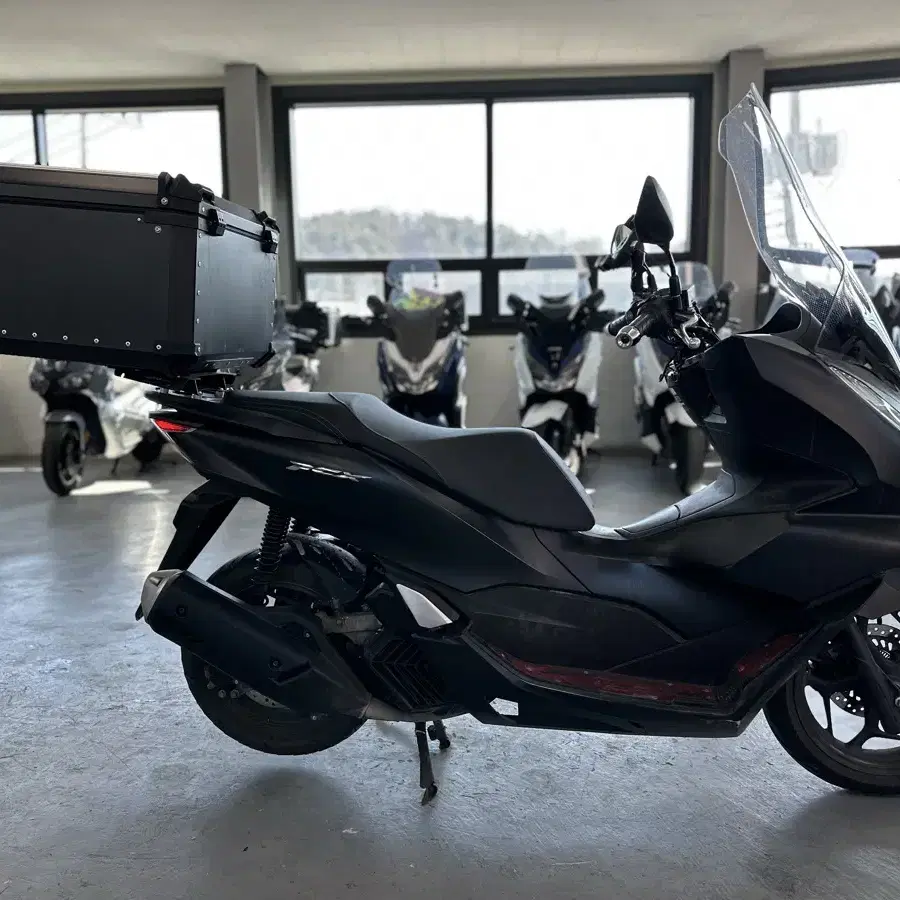 22년식 혼다 PCX125 ABS모델 1만Km 깔끔한 차량 판매합니다.