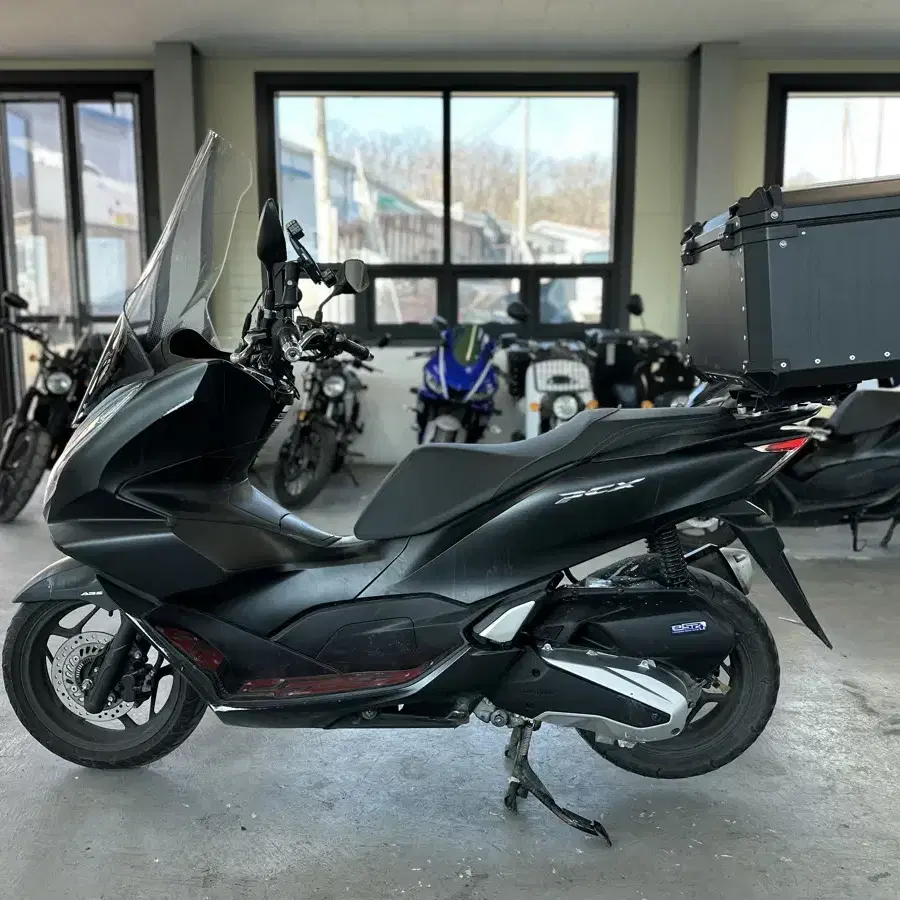 22년식 혼다 PCX125 ABS모델 1만Km 깔끔한 차량 판매합니다.