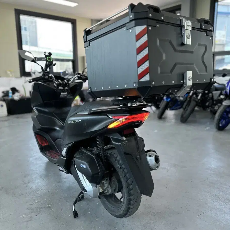 22년식 혼다 PCX125 ABS모델 1만Km 깔끔한 차량 판매합니다.