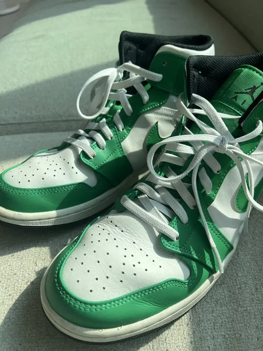 Jordan 1 Mid Lucky Green.  신발 팝니다