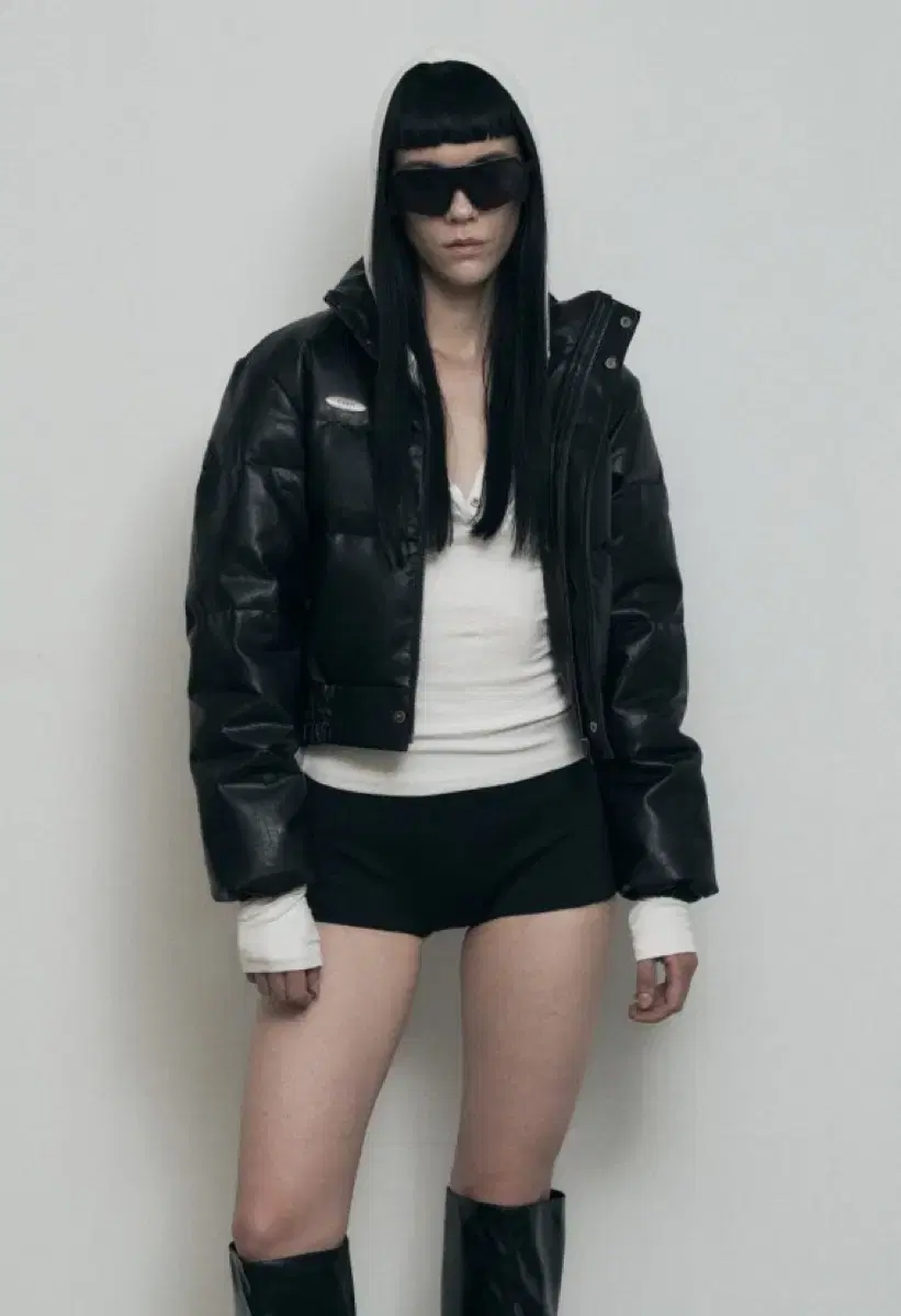 보헴서 레더 덕다운 메탈로고 패딩 블랙보헤안서울가죽점퍼자켓버튼검정세미크롭