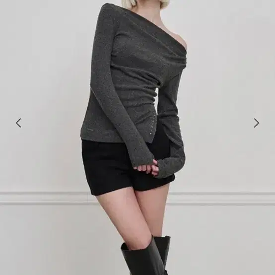 이네기 Giselle Studded Top (charcoal)