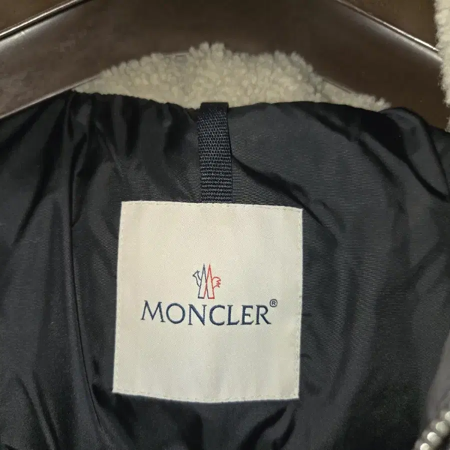 [몽클레어  MONCLER]  Leo 후드 시어링 다운 바이커 재킷