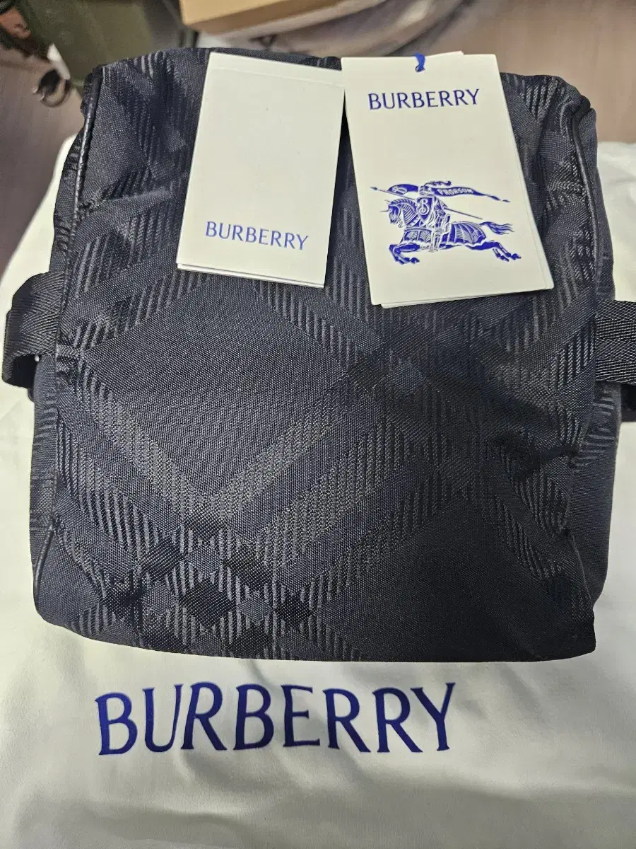 버버리 크로스백 BURRERY 남녀공용 체크 크로스바디백 새제품
