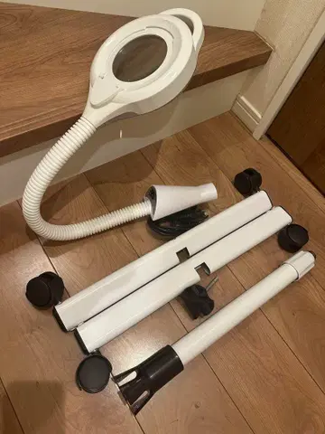 에스테틱 살롱용 암이 달린 화이트 돋보기