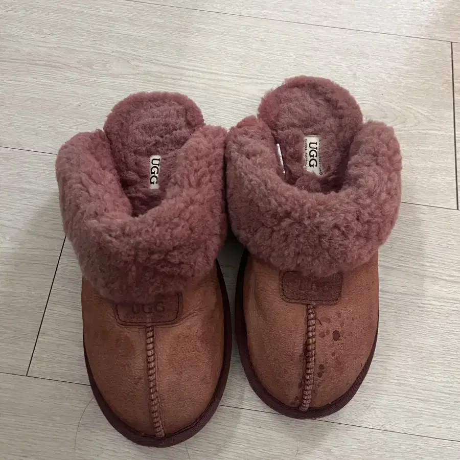 UGG 슬리퍼