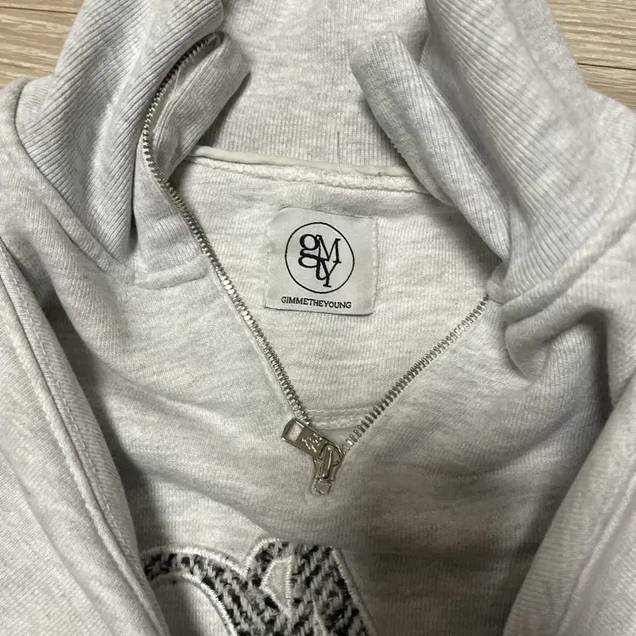 김미더영 APPLIQUE LOGO HALF ZIP_UP