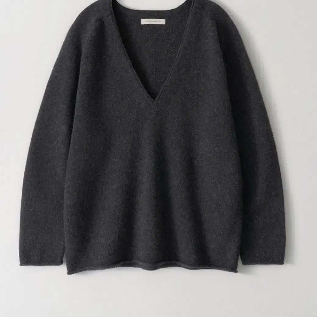 낫띵리튼 Cerin deep v-neck pullover charcoal