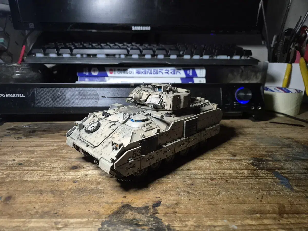 아카데미 1/35 M2A2 브래들리 프라모델 도색작