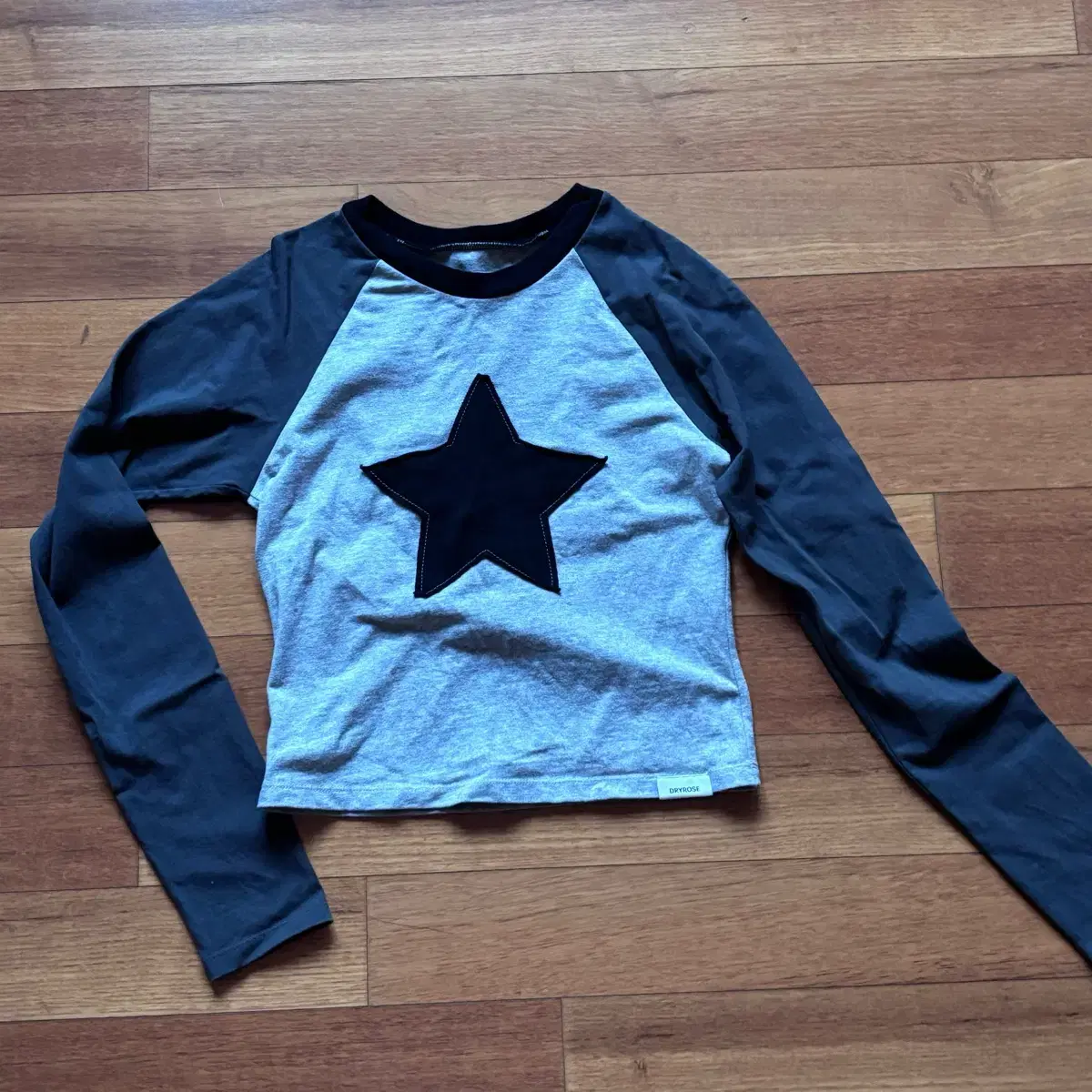 드라이로즈 STAR RAGLAN TEE (CHARCOAL)