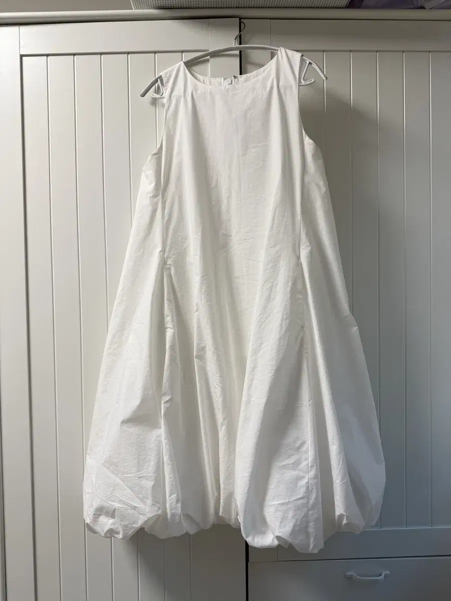 amomento 아모멘토  VOLUME SLEEVELESS DRESS