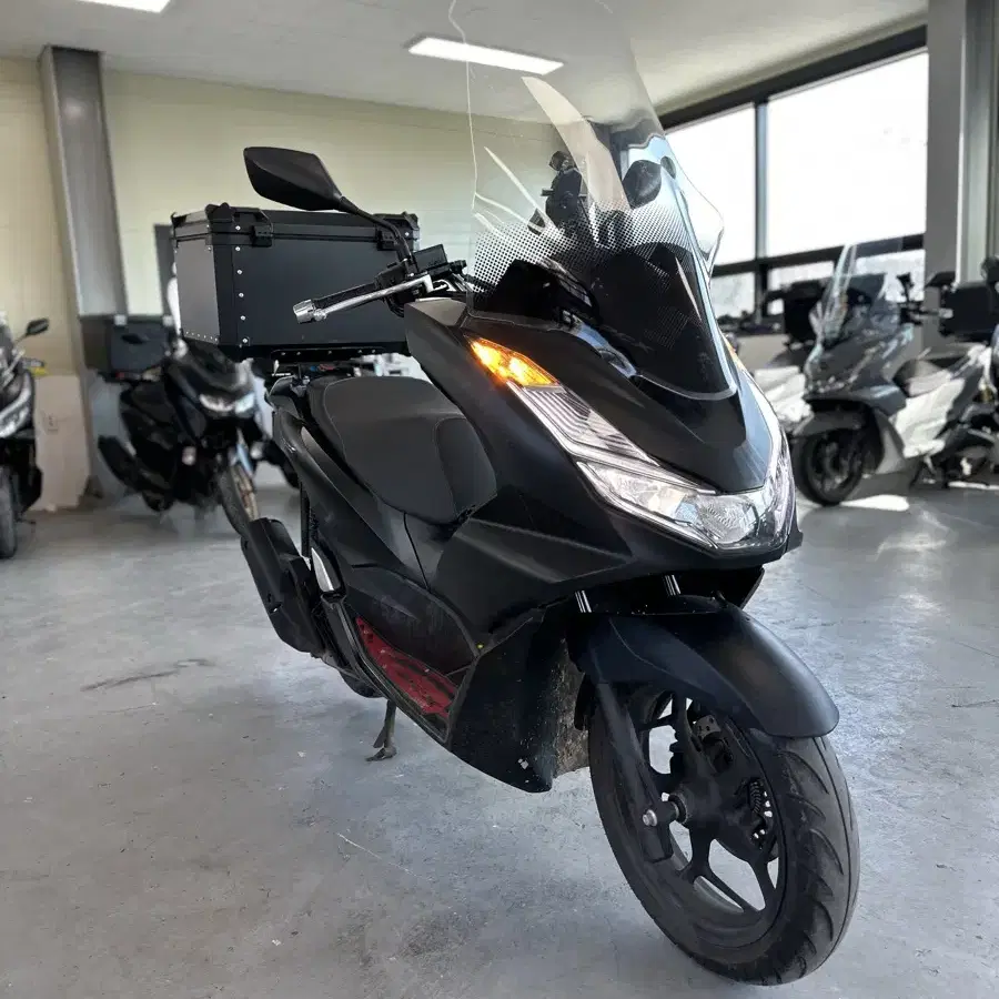 22년식 혼다 PCX125 ABS모델 1만Km 깔끔한 차량 판매합니다.